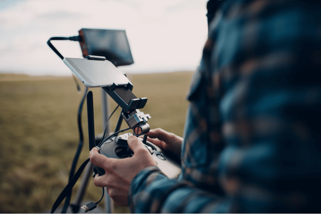 Télépilote préparant une mission de photogrammétrie par drone sur le terrain