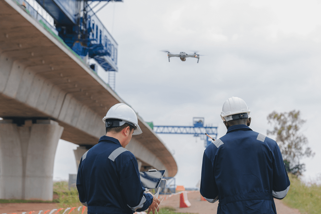 Télépilotes de drone analysant des images issues d’une inspection technique en provence alpes cote d'azur