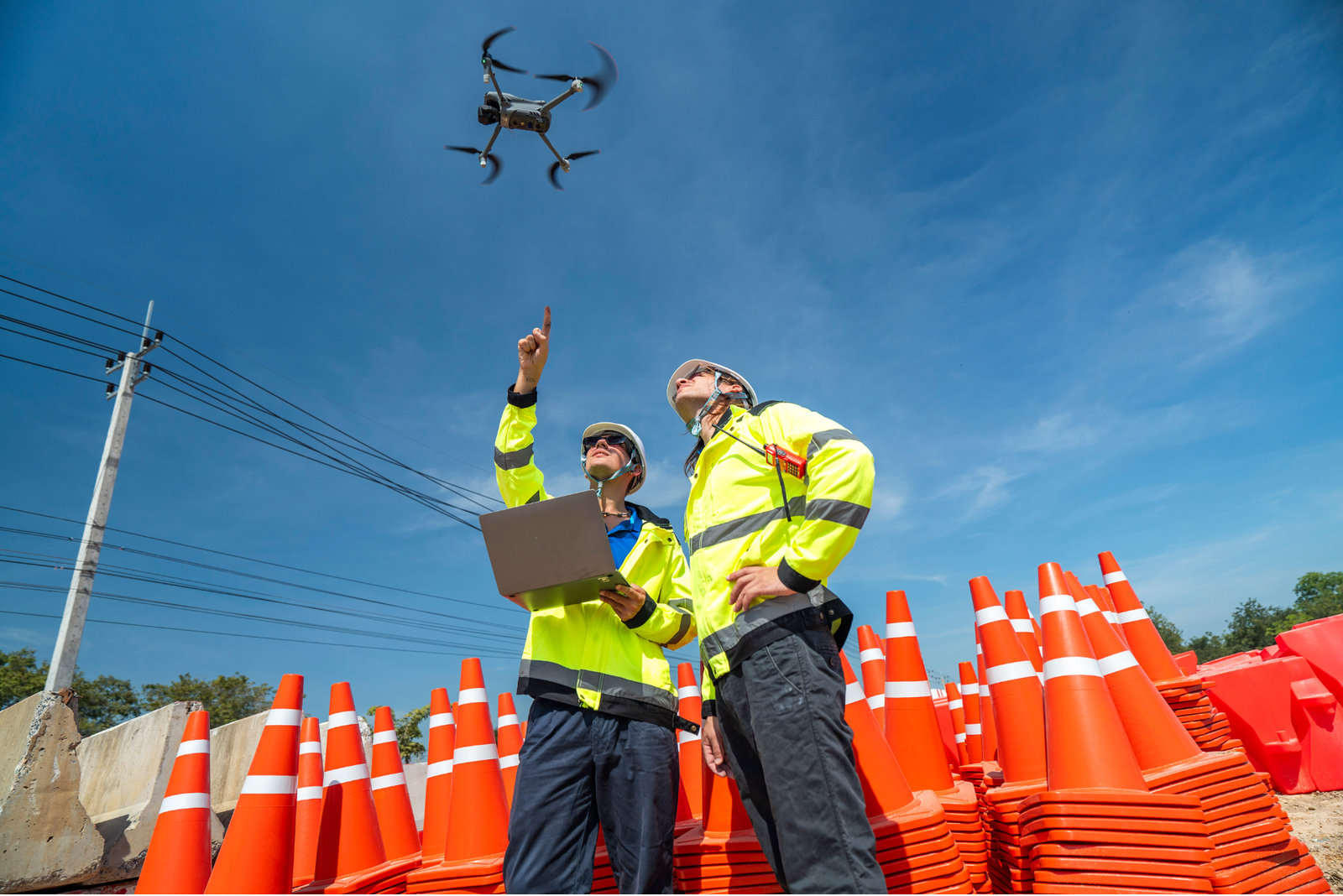 Un ingénieur et son formateur après avoir choisi une formation drone spécialisée pour son métier