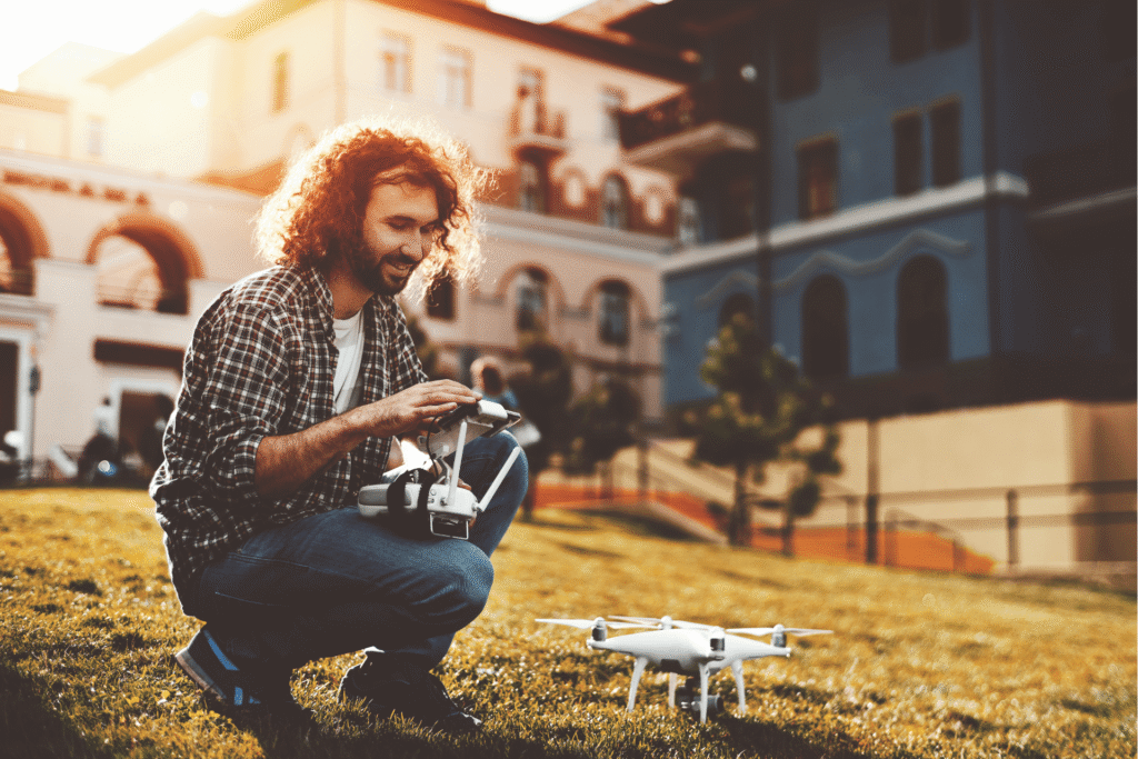Apprenti pilote de drone en formation spécialisée dans l'immobilier