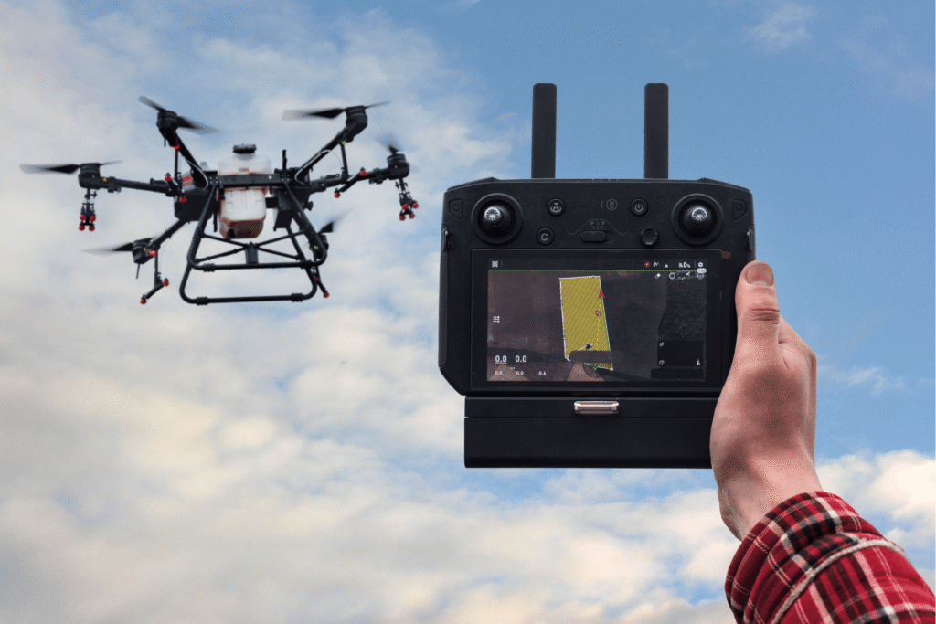 Apprenant en formation de pilotage de drone spécialisée dans la thermographie en cours de vol