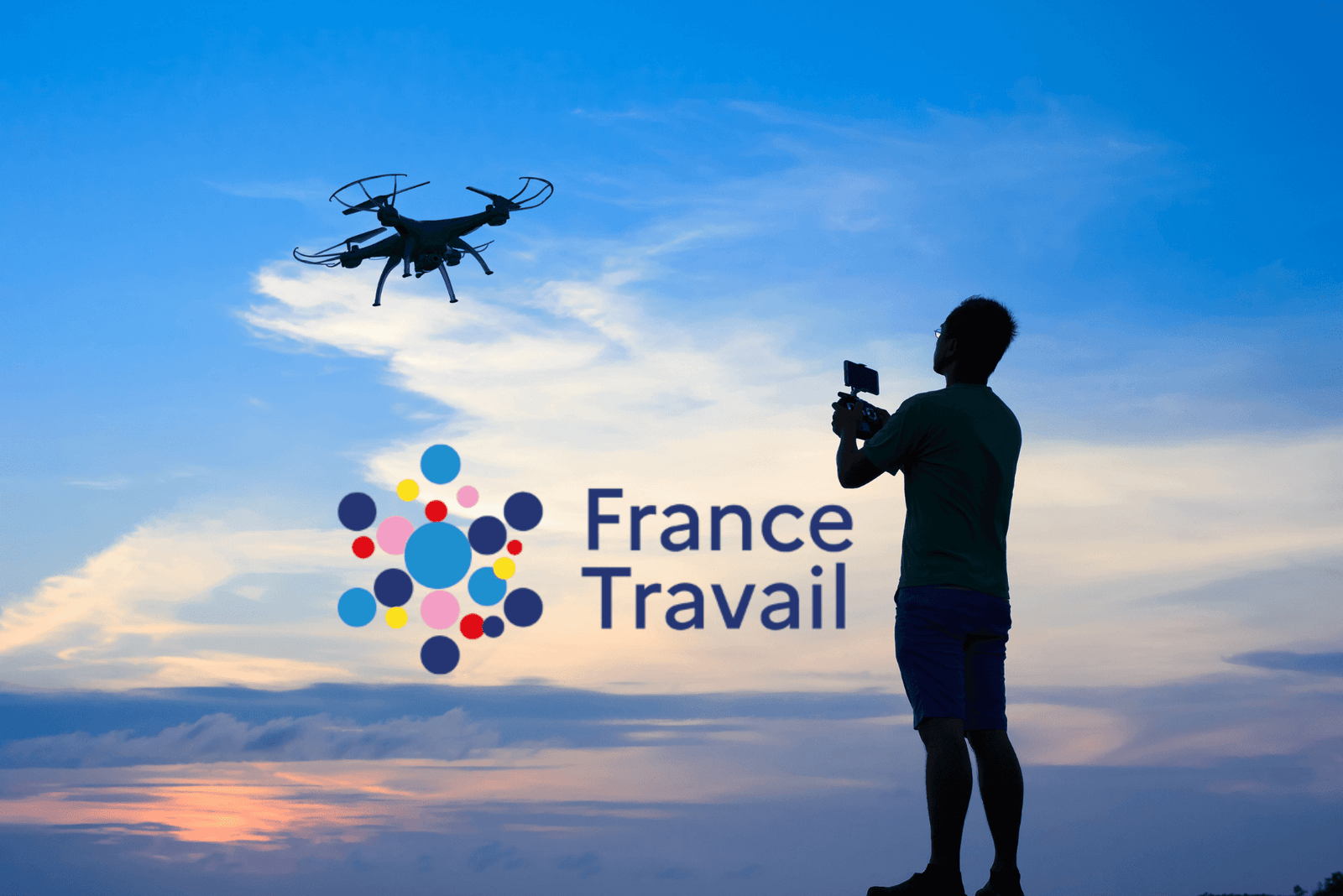 Drone en vol au-dessus du littoral de PACA, télépilote en formation — guide financement France Travail (ex Pôle emploi)